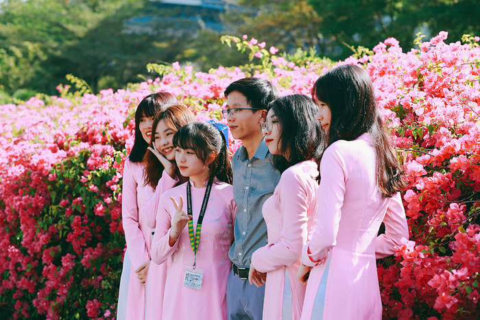 Có lẽ, sướng nhất thời điểm này là các sinh viên ĐH Tôn Đức Thắng, bởi dàn hoa giấy bung nở kia thuộc quyền sở hữu của chính ngôi trường mà các bạn đang theo học