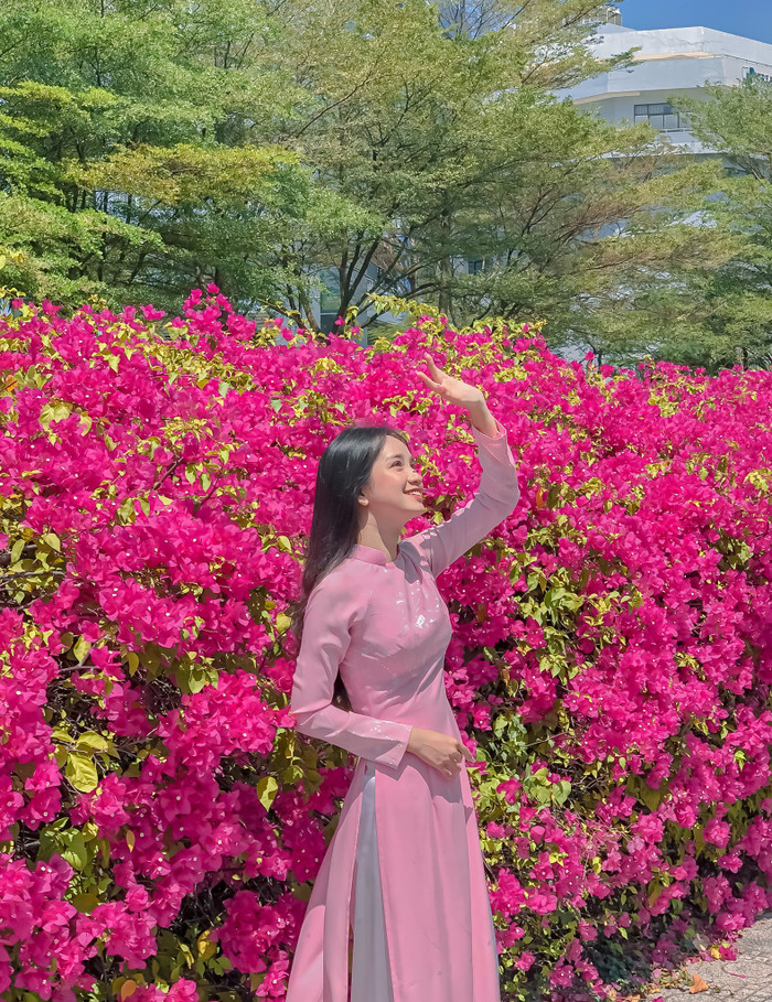 Cô nàng hotgirl này cũng không bỏ lỡ cơ hội check in tại địa điểm lý tưởng này