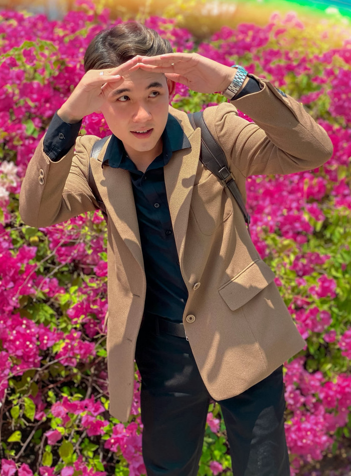 Một hotboy tỏa sáng cùng background hoa giấy