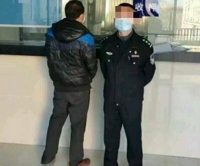 Nghi phạm họ Âu tại đồn cảnh sát. 