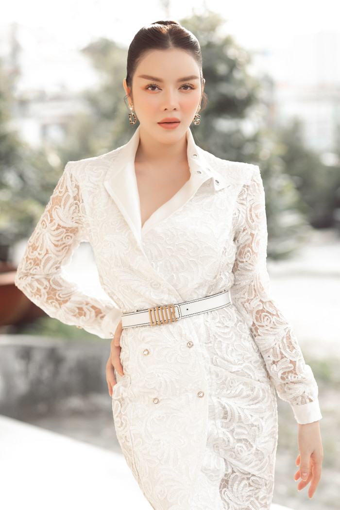 Chiếc váy trắng chất liệu ren được mix phía trong là áo ống cùng tông màu, mang lại vẻ ngoài thanh lịch, duyên dáng cho người mặc. 