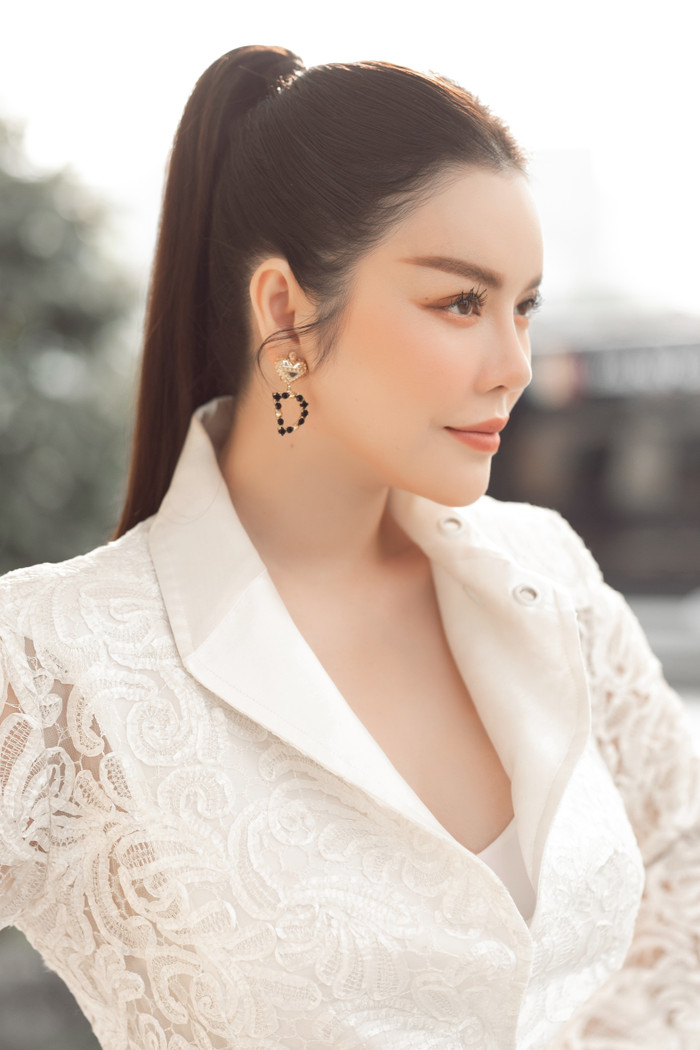 Các  điểm hở được làm rất khéo, quyến rũ mà không hề phô phang. 