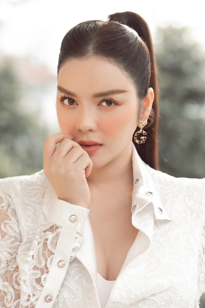 Cùng với đó, cô nàng chọn kiểu tóc đuôi ngựa buộc cao, tôn lên gương mặt trái xoan thanh tú. 