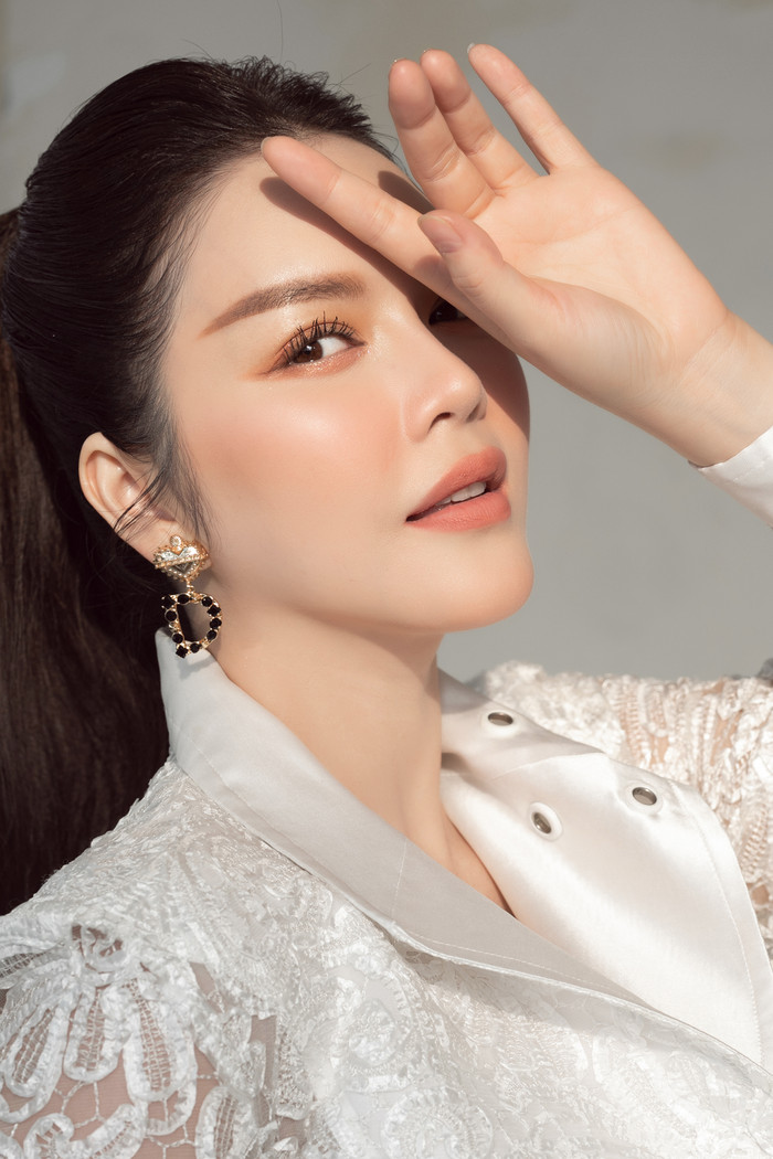 “Chị không có úp mở gì mà rất chủ động công bố cho mọi người biết là chị đang ế. Không phải chị không nhận lời mời các chương trình mà cứ mỗi lần chị yêu vào là mê muội, không lối thoát, không ai tìm được chị. Nên nhân tiện bây giờ lúc chị còn đang độc thân, các chương trình hãy mời chị liền để chị tham gia”, Lý Nhã Kỳ cho hay.