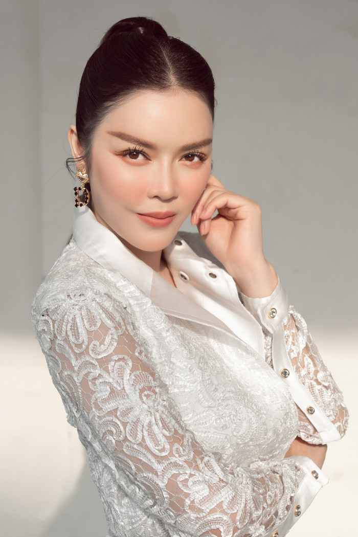 Bên cạnh đó, Lý Nhã Kỳ cũng khẳng định mình đang trong trạng thái “ế chủ động” và vẫn đang chờ đợi gặp được một nửa lý tưởng của mình. Chuyện nữ diễn viên hiện đang độc thân đều được cả showbiz xác nhận và bị đồng nghiệp như Trường Giang trêu chọc.