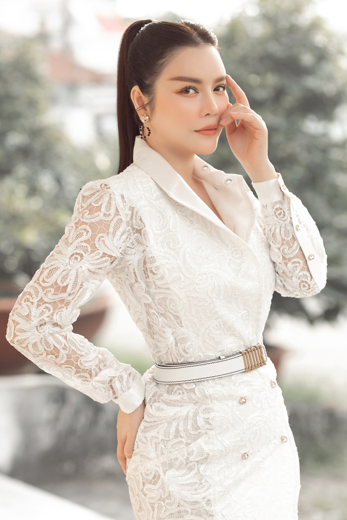 Dây lưng Dior được sử dụng làm điểm nhấn, vừa để tạo vòng eo và tỉ lệ cơ thể. 