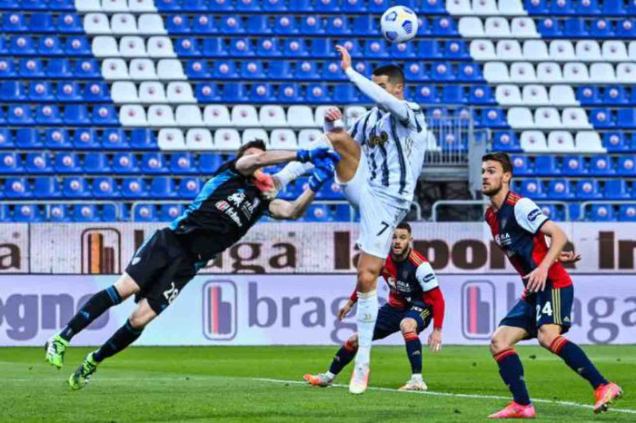 Ronaldo thoát thẻ đỏ sau pha vào bóng nguy hiểm với thủ thành Cragno.