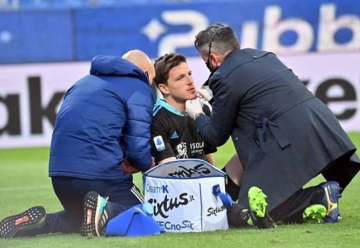 Thủ thành Cragno đổ máu sau pha vào bóng của Ronado.