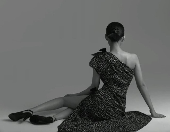 Đôi vai thon thả trong hình teaser từng khiến các fans điên đảo 