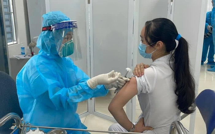 Bộ Y tế nói gì về trường hợp đầu tiên sốc phản vệ độ 3 sau khi tiêm vaccine Covid-19? Ảnh 2
