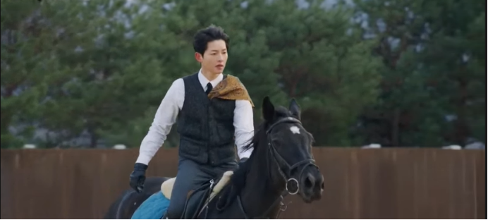 'Vincenzo' tập 8: Song Jong Ki mải mê hẹn hò với trai lạ, Jeon Yeo Bin được dịp ghen nổ mắt Ảnh 18