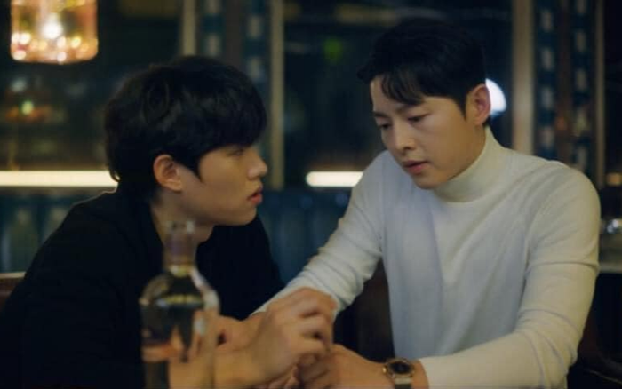 'Vincenzo' tập 8: Song Jong Ki mải mê hẹn hò với trai lạ, Jeon Yeo Bin được dịp ghen nổ mắt Ảnh 2