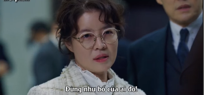 'Vincenzo' tập 8: Song Jong Ki mải mê hẹn hò với trai lạ, Jeon Yeo Bin được dịp ghen nổ mắt Ảnh 35