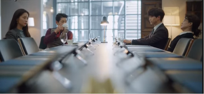 'Vincenzo' tập 8: Song Jong Ki mải mê hẹn hò với trai lạ, Jeon Yeo Bin được dịp ghen nổ mắt Ảnh 4