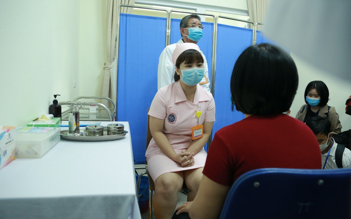 Ngày đầu thử nghiệm vaccine Covid-19 “made in Vietnam”, cả gia đình hào hứng rủ nhau đăng ký tiêm Ảnh 2