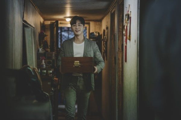 Park Seo Joon từng là cameo trong Parasite (2019)