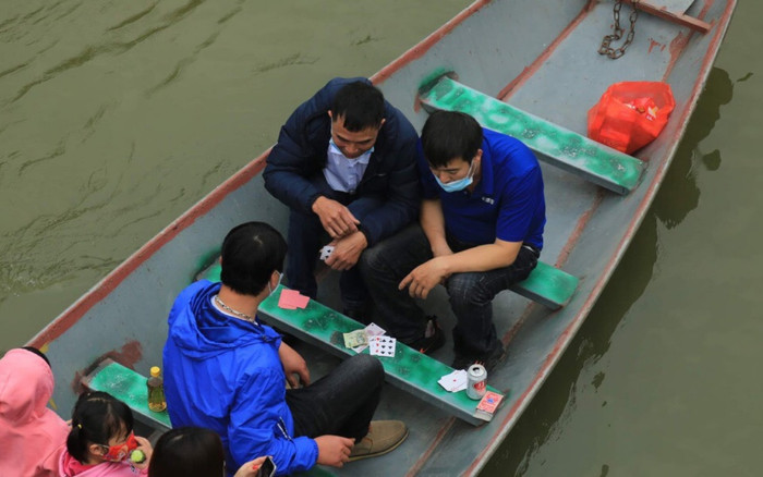 Hà Nội: Xử phạt người ngang nhiên đánh bài trên thuyền tại chùa Hương Ảnh 1