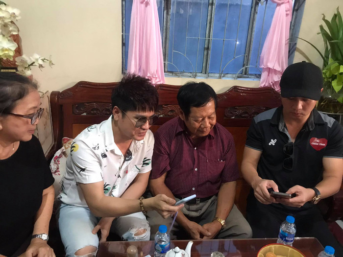 Ban tổ chức đêm nhạc chuyển tiền cho Linh Lan. 