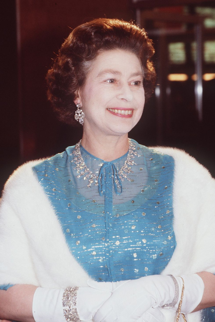 Nữ hoàng Elizabeth khoác lên mình chiếc vòng cổ do Vua Khalid của Ả Rập Xê Út trao tặng để đến dự buổi ra mắt phim ‘Absence of Malice at the Odeon’. 