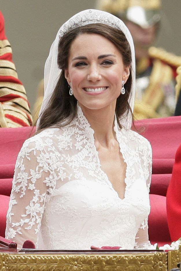 Trong đám cưới với Hoàng tử William, Kate đã đeo Cartier Scroll Tiara và hoa tai của Robinson Pelham. Đôi bông tai này được làm riêng để kết hợp với chiếc vương miện, đồng thời đó cũng là quà cưới từ cha mẹ ruột của cô. 