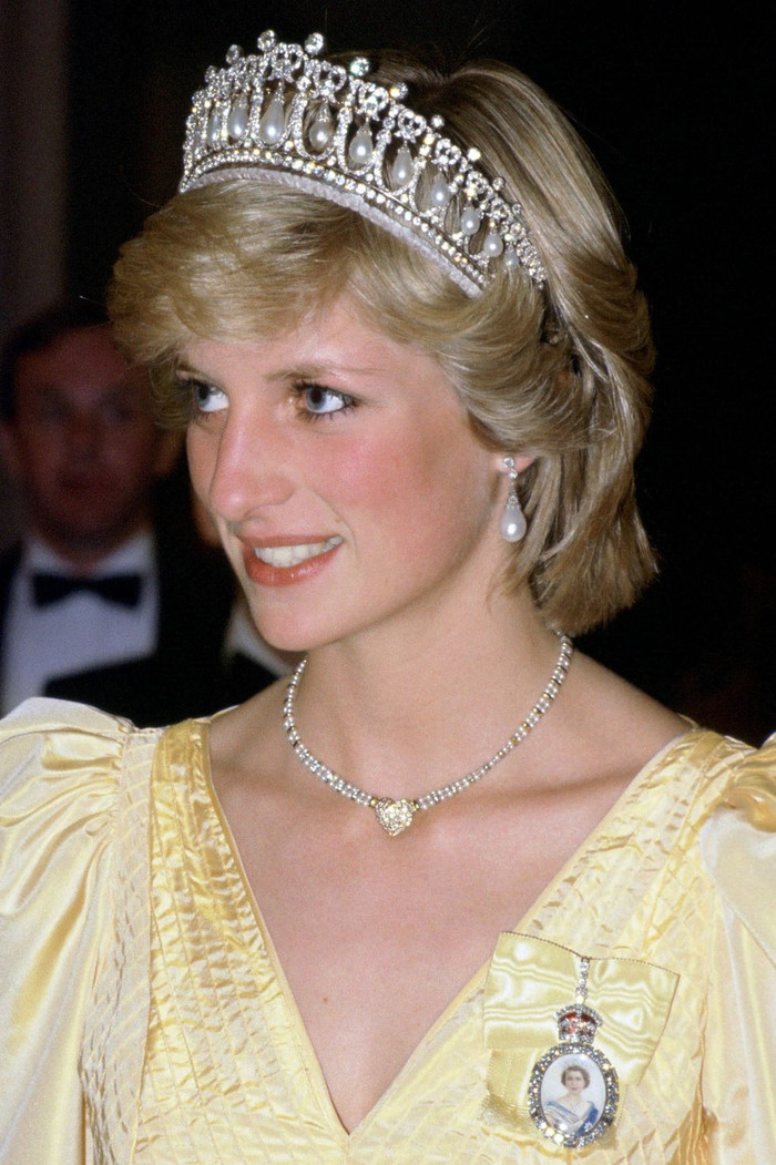 Công nương Diana đội vương miện Cambridge Lover's Knot trong chuyến thăm chính thức Canada năm 1983. Chiếc vòng cổ của bà là quà của Thái tử Charles. 