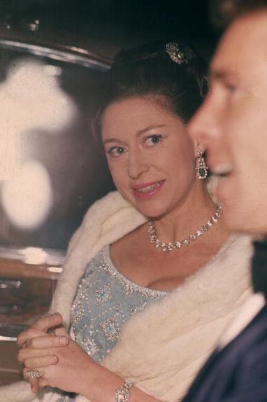  Sau 6 giờ tối, các thành viên hoàng gia được thoải mái đeo kim cương. Công chúa Margaret ăn vận cầu kỳ đi dự sự kiện cùng chồng vào năm 1966. 