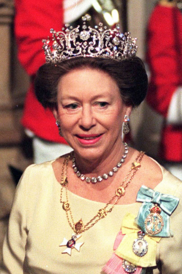 Công chúa Margaret đeo chiếc vương miện Poltimore Tiara cùng vòng cổ, bông tai kim cương đến Lễ khai mạc Quốc hội năm 1997. 