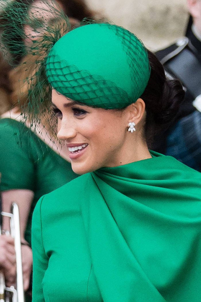 Trong lần xuất hiện cuối cùng với tư cách thành viên hoàng gia, Meghan Markle đeo một đôi bông tai kim cương hình bông tuyết Birks. 