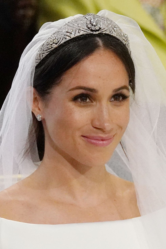 Meghan miêu tả ngày được chọn trang sức để đeo trong lễ cưới là ‘một ngày siêu thực’. Cô được đưa đến Cung điện Buckingham để gặp trực tiếp Nữ hoàng. Kết quả là chiếc vương miện của Nữ hoàng Mary và vòng tay, hoa tai kim cương của Cartier đã lọt vào mắt Meghan. 