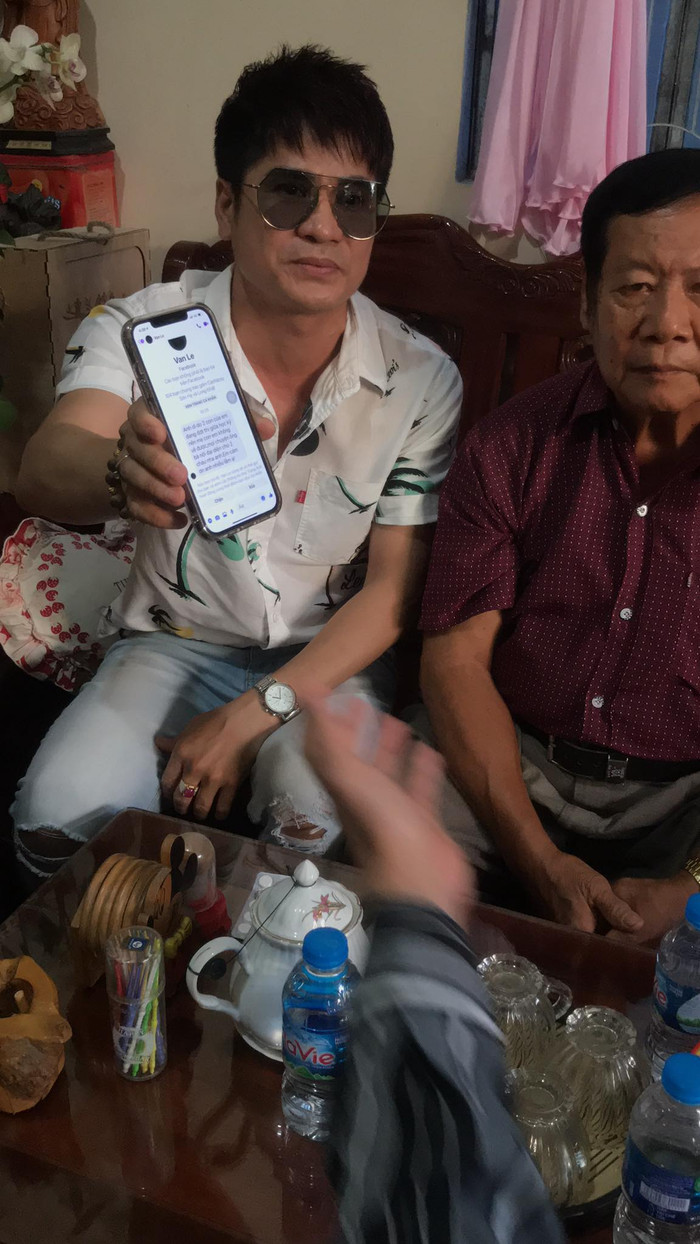 Anh em nghệ sĩ có mặt tại nhà bố mẹ của Vân Quang Long