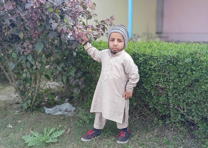 Anh Azim chỉ cao 60 cm dù đã 26 tuổi.