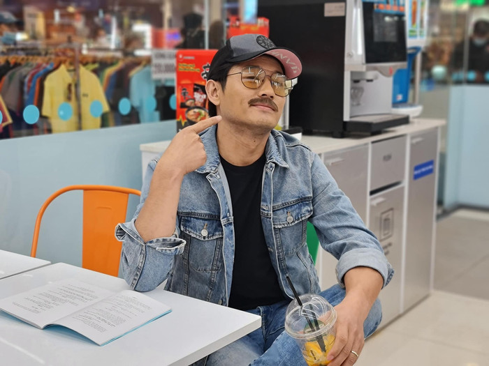 Cô 'trách móc' chồng sao không hóa trang che luôn chiếc má lúm này đi