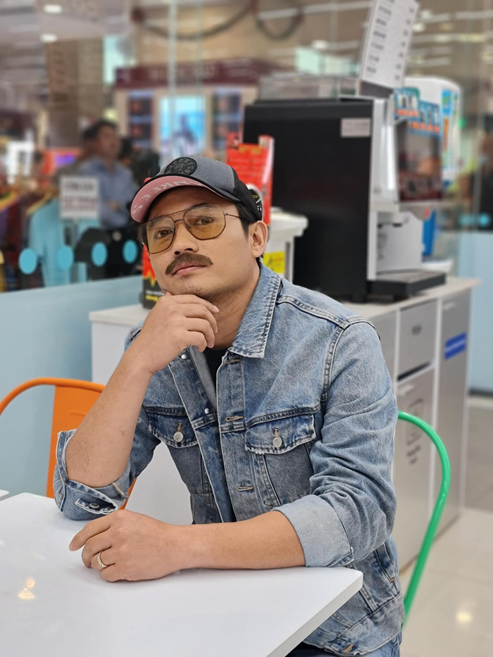 Dù gắn râu giả vào nhưng Quý Bình vẫn trông điển trai phong độ