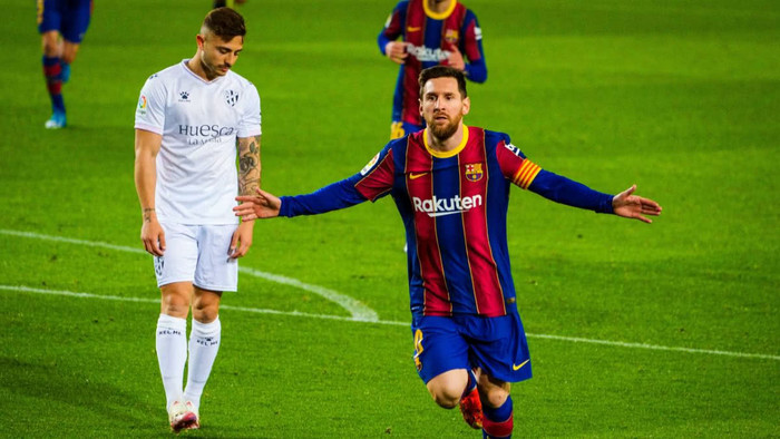 Messi lập cú đúp trong ngày cân bằng kỷ lục ra sân của đàn anh Xavi.