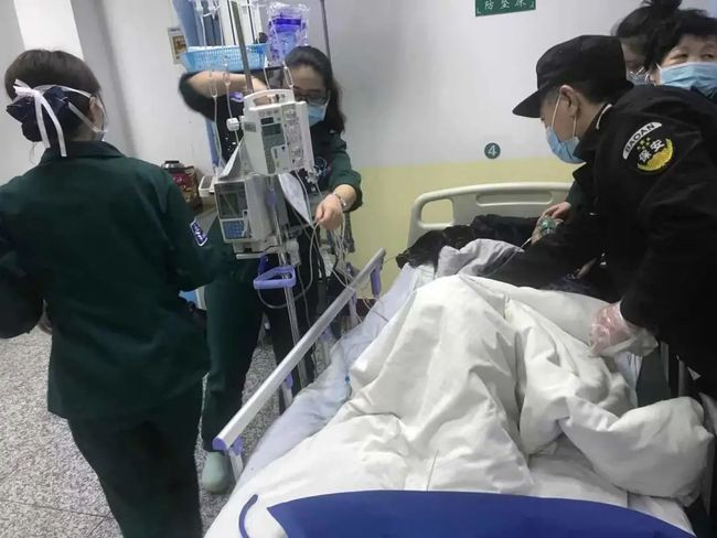 Các nhân viên bảo vệ đã phải vất vả khống chế người đàn ông nhập viện trong tình trạng say rượu.