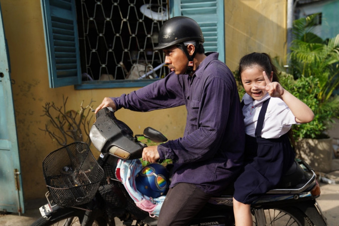 Mặc dù tham gia đóng phim nhưng cô bé Ngân Chi vẫn sắp xếp thời gian để đến trường đầy đủ
