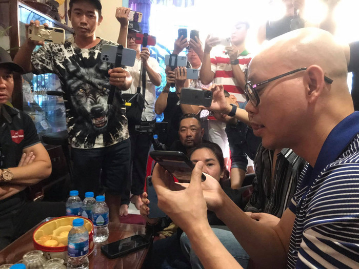 Phan Đình Tùng trực tiếp nói chuyện với Linh Lan qua điện thoại