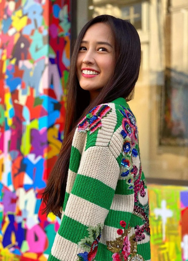 Sắc hồng nổi bật này cũng không phải là lựa chọn đúng đắn của Mai Phương Thúy, làn da của cô không phải quá trắng nên màu son này càng làm nàng Hậu trông 'tím tái' hơn. 