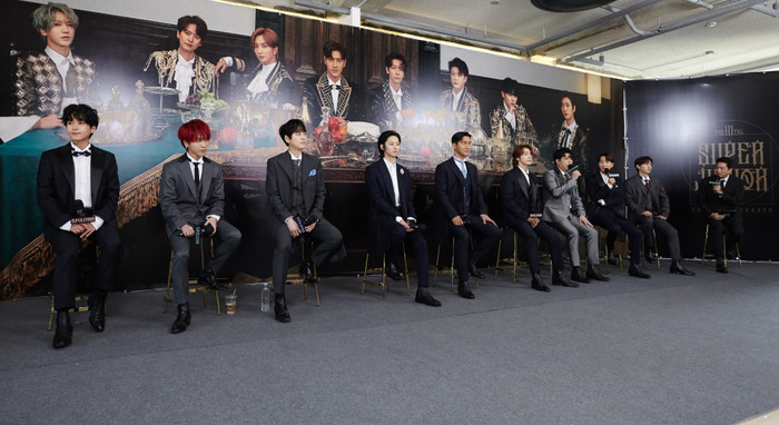 Kết thúc buổi họp báo online, các thành viên SUPER JUNIOR không quên gửi lời cảm ơn người hâm mộ và khán giả khắp nơi trên thế giới đã luôn yêu thương nhóm.