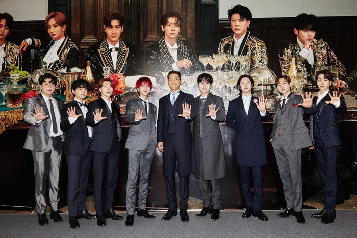 Các thành viên SUPER JUNIOR cũng chia sẻ những câu chuyện bên lề xoay quan suốt quá trình hoạt động của mình.