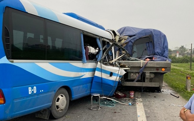 Xe khách nát bét sau cú tông mạnh, 1 người tử vong, 22 người bị thương Ảnh 2