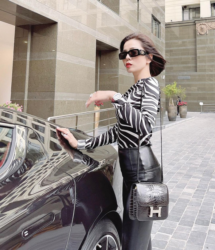 Áo họa tiết ngựa vằn đi cùng quần ôm, Lệ Quyên khiến công chúng chẳng thể rời mắt với vẻ ngoài nóng bỏng. 