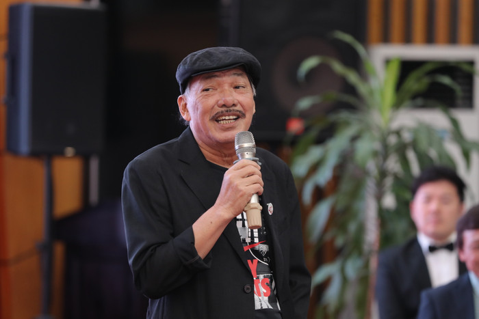 Nhạc sĩ Trần Tiến hội ngộ cùng loạt ca sĩ đến từ 13 quốc gia trên thế giới hát về Ngày của mẹ