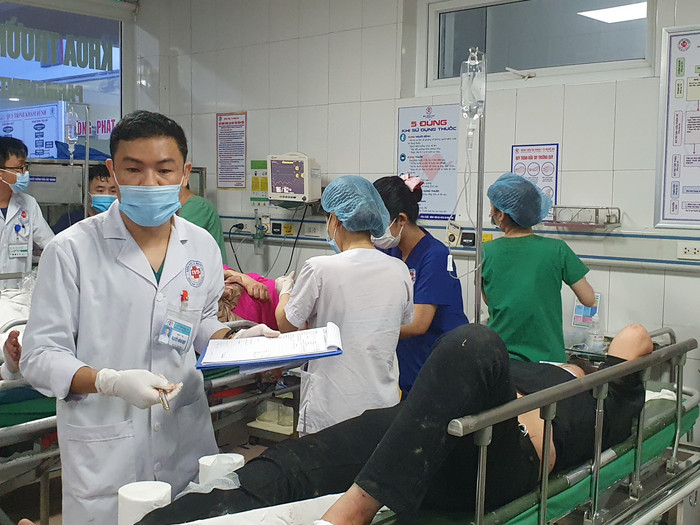 Các y bác sĩ đang tích cực cứu chữa cho các bệnh trong vụ tai nạn xe khách