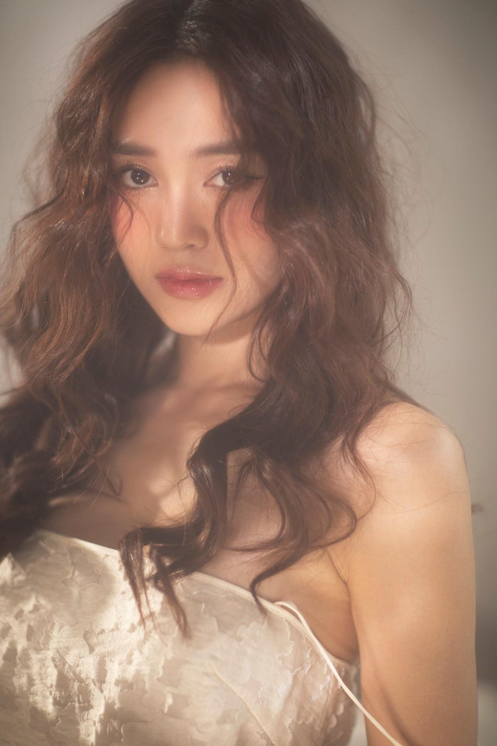 Lan Ngọc xuất hiện với mái tóc xoăn cùng chiếc áo trễ vai quyến rũ