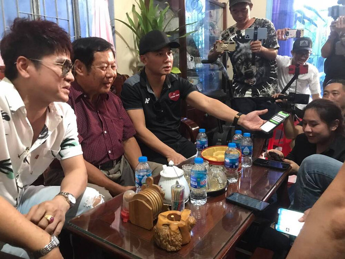 Trước đó trong chiều 15/3, các nghệ sĩ đã trao toàn bộ số tiền nhận được từ đêm nhạc tưởng nhớ cho gia đình của Vân Quang Long