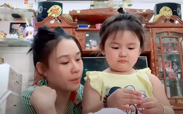 Vợ Quang Long xuất hiện với khuôn mặt thất thần và ánh mắt lo lắng cho con gái Helen Ảnh 2