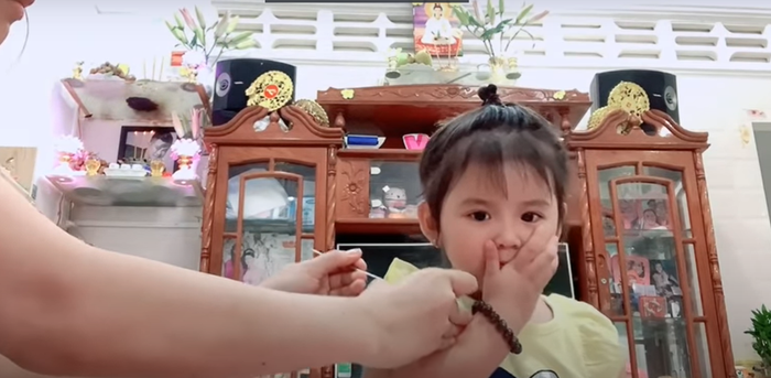 Helen đang bị bệnh nên được mẹ Linh Lan đút thuốc