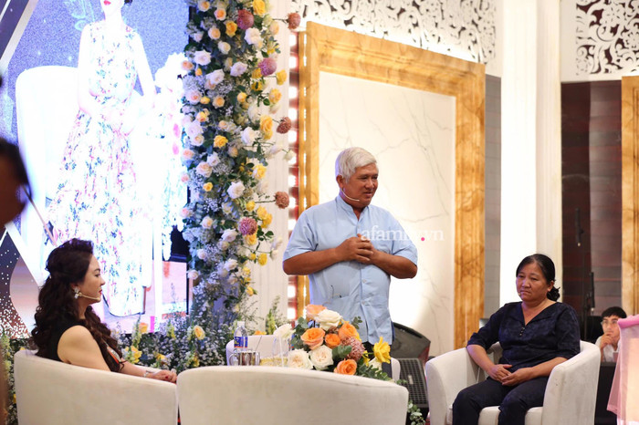 Cặp vợ chồng được bà Nguyễn Phương Hằng mời lên sân khấu được cho là nạn nhân bị ông Võ Hoàng Yên lừa đảo. Ảnh: Pháp luật& Bạn đọc