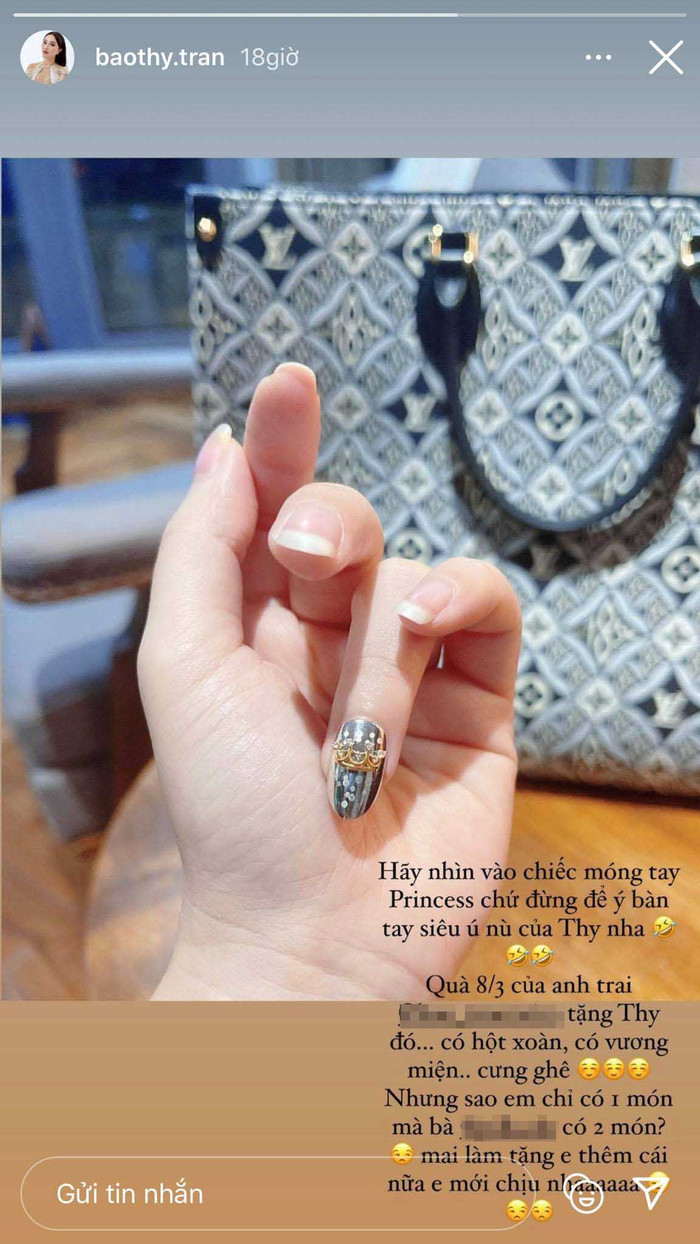 Mẫu móng tay đắt giá Bảo Thy khoe trên trang cá nhân thu hút đông đảo sự chú ý. Cô nàng còn 'mè nheo' tại sao mình chỉ được một chiếc chứ không phải nhiều hơn. 